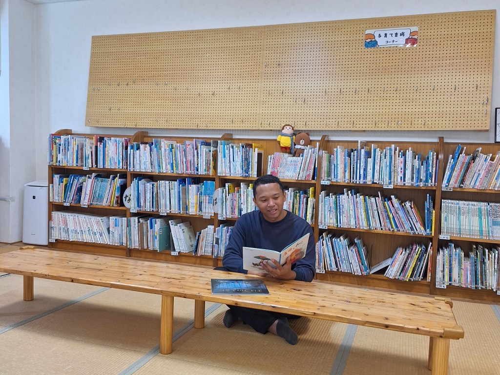 otwarta książka z kolorowymi zakładkami na stole